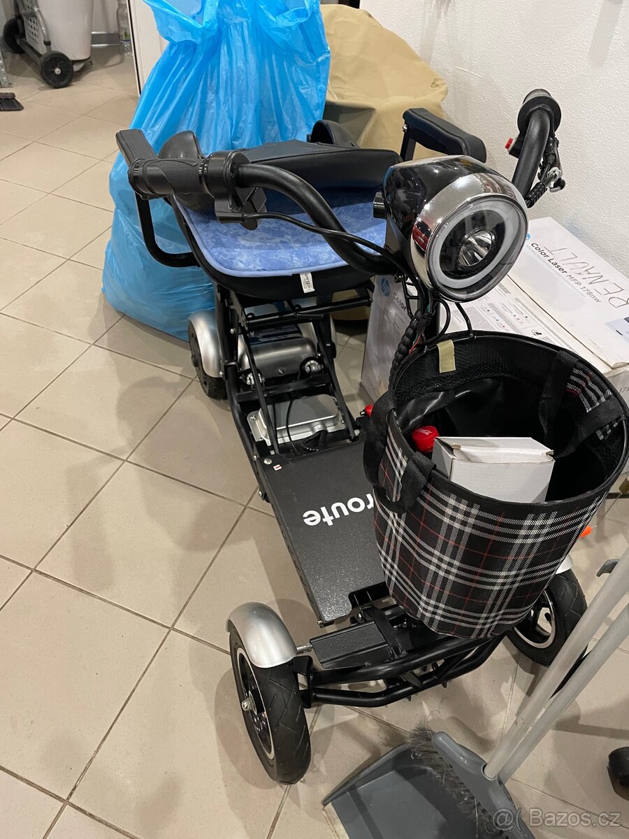 Pojízdný skútr ,černý -nové,nepoužívané. - 2