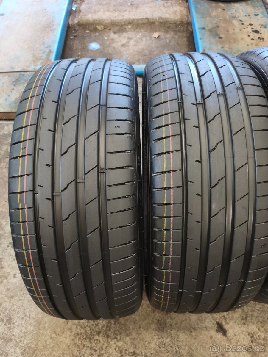 235/40/20 - 2
