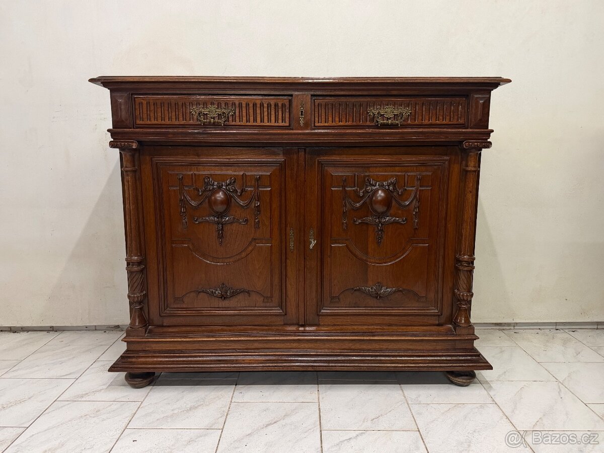 Starožitná masivní skříň - 2