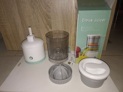 Odšťavňovač citrusů - přenosný mini - 2