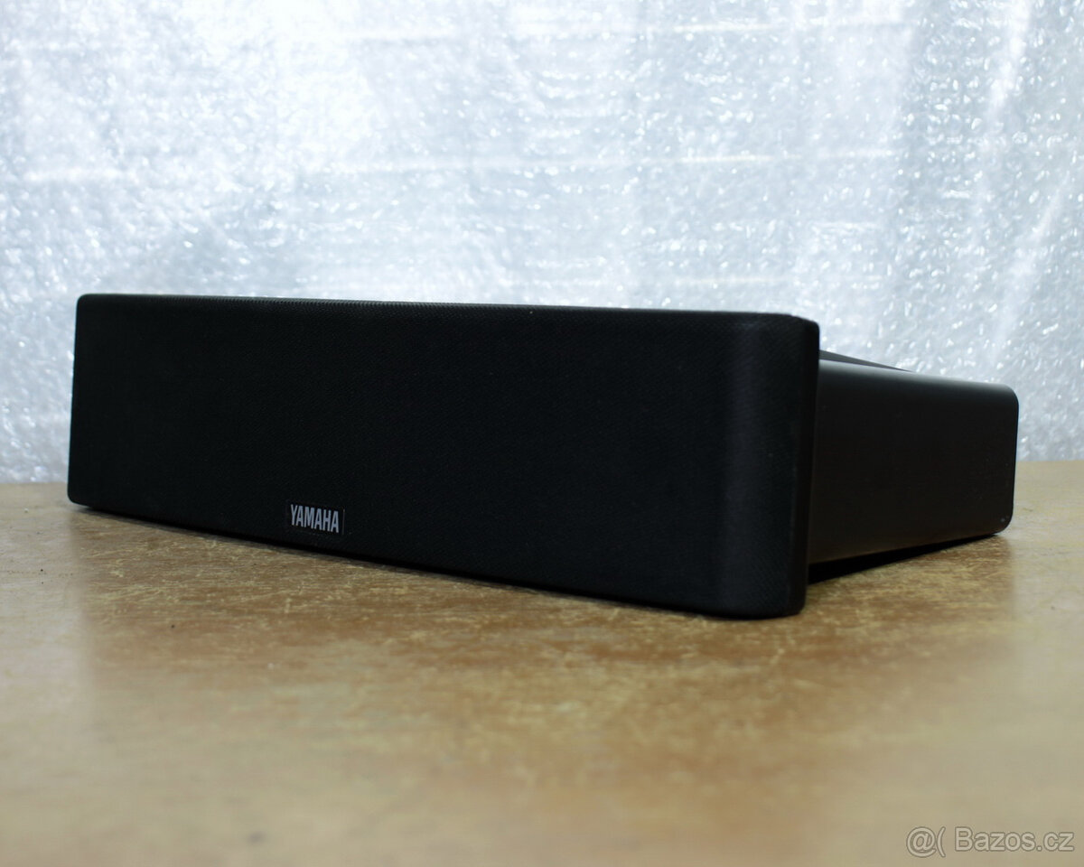 Centrální reprobedna Yamaha. - 2