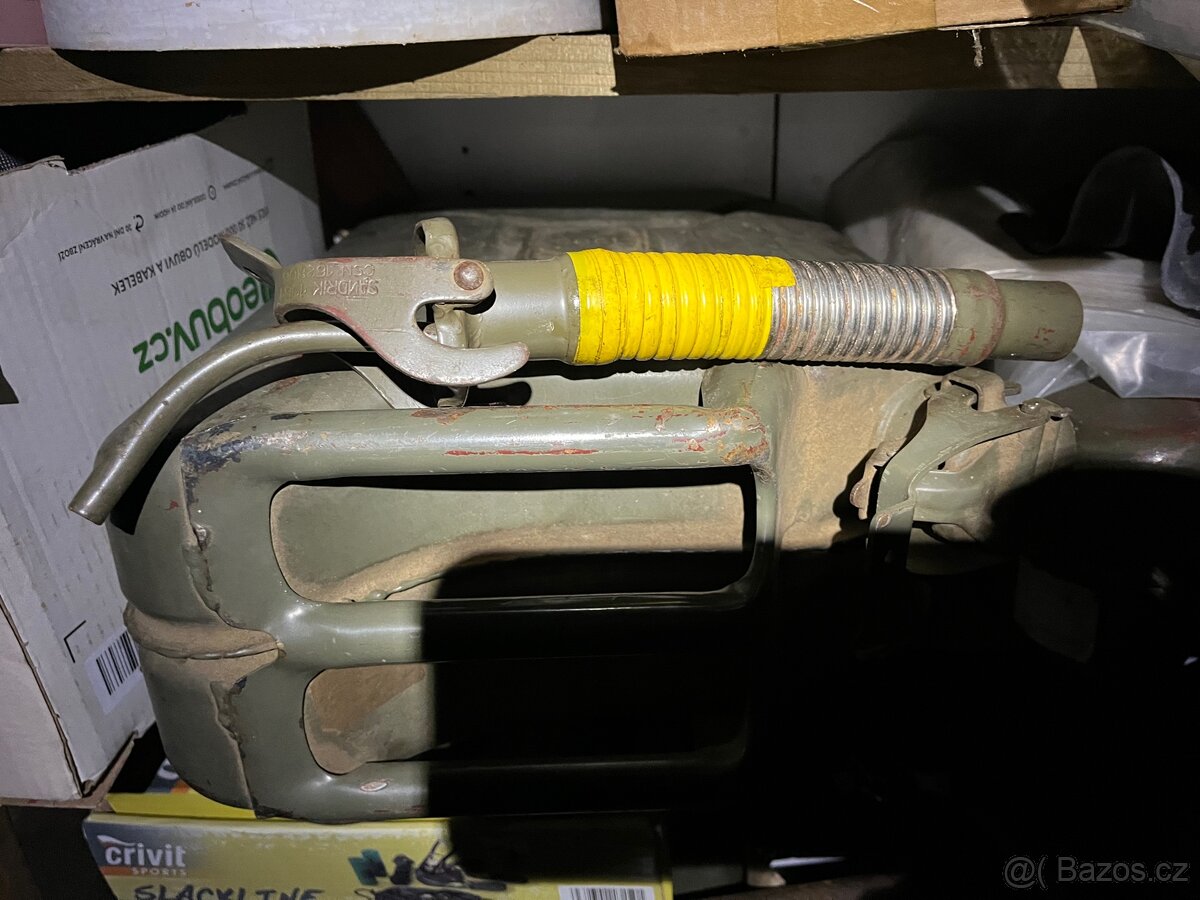 kanistr 20L a nálevka - 2