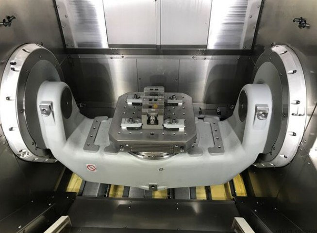 Obráběcí centra - vertikální C 32UP - 2