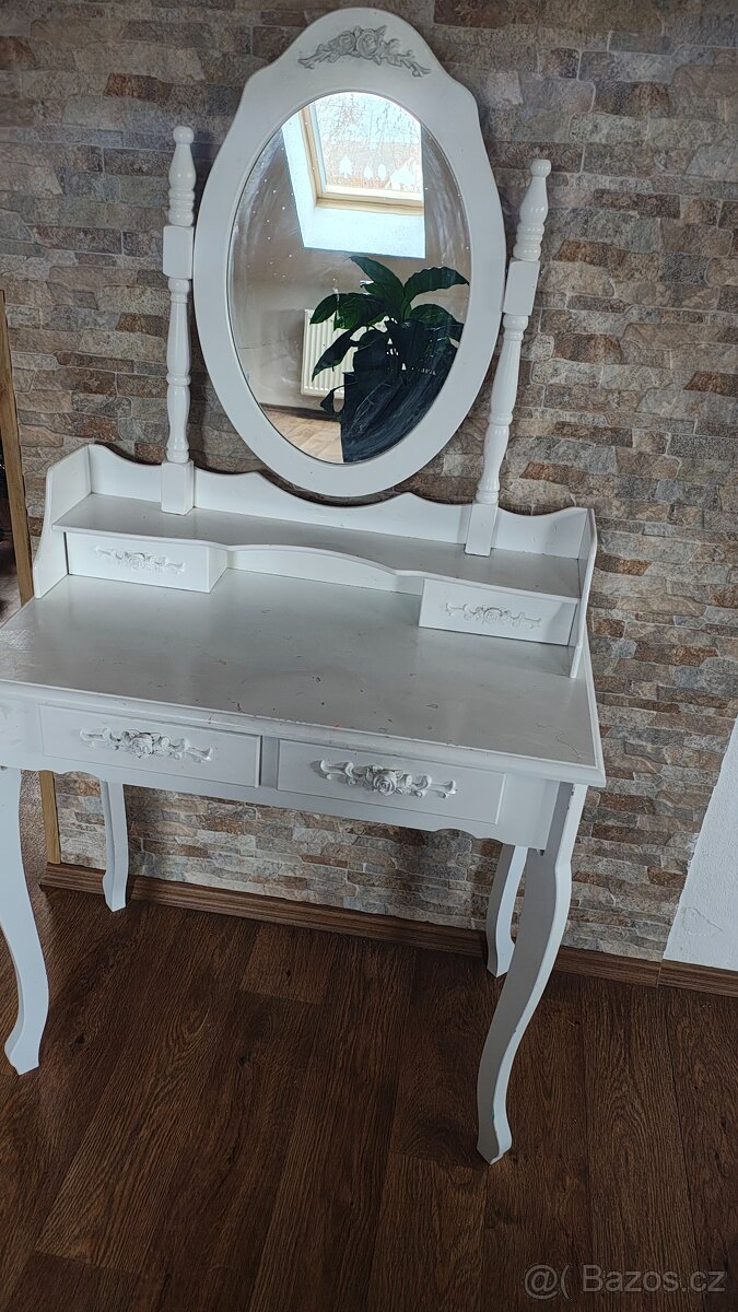 Toaletní stolek - 2