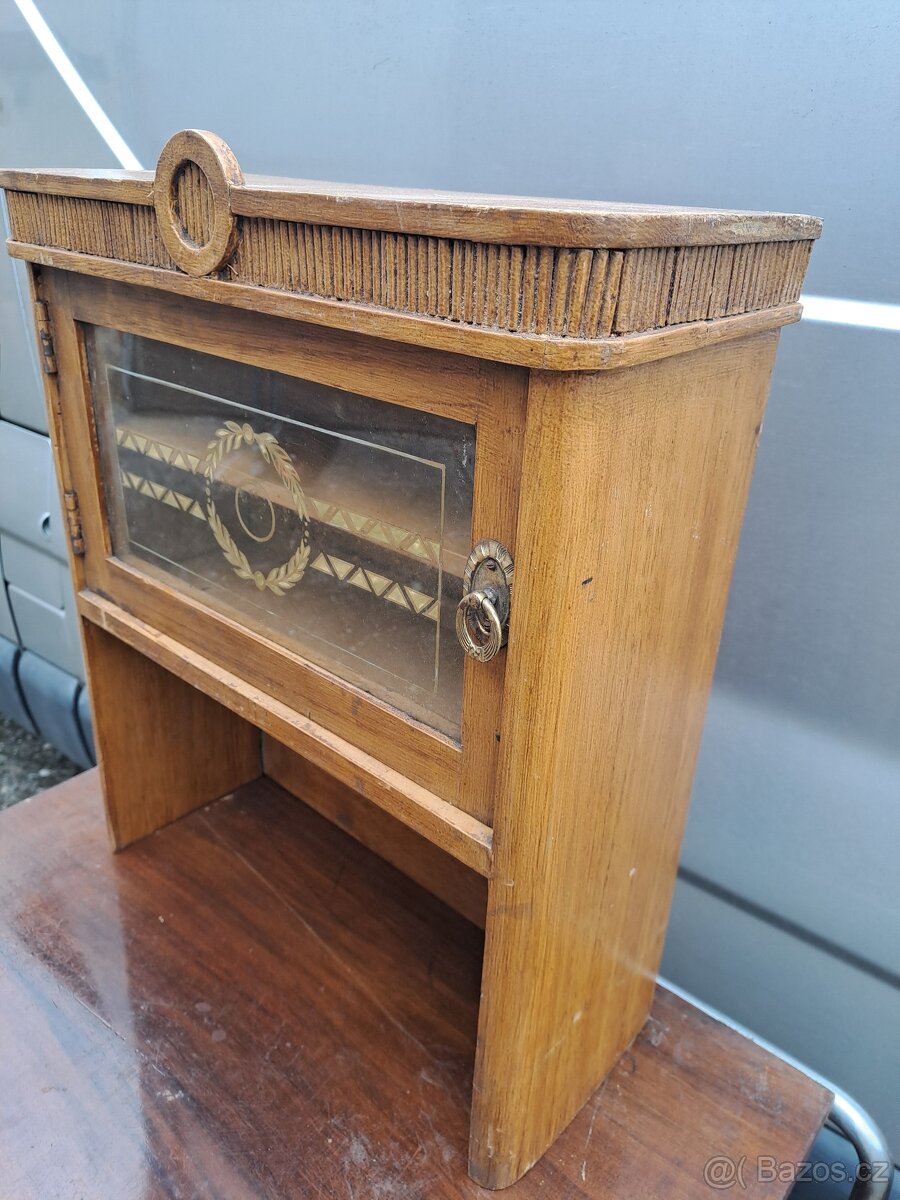 skříňka - polička - lékárnička č.2 - 2