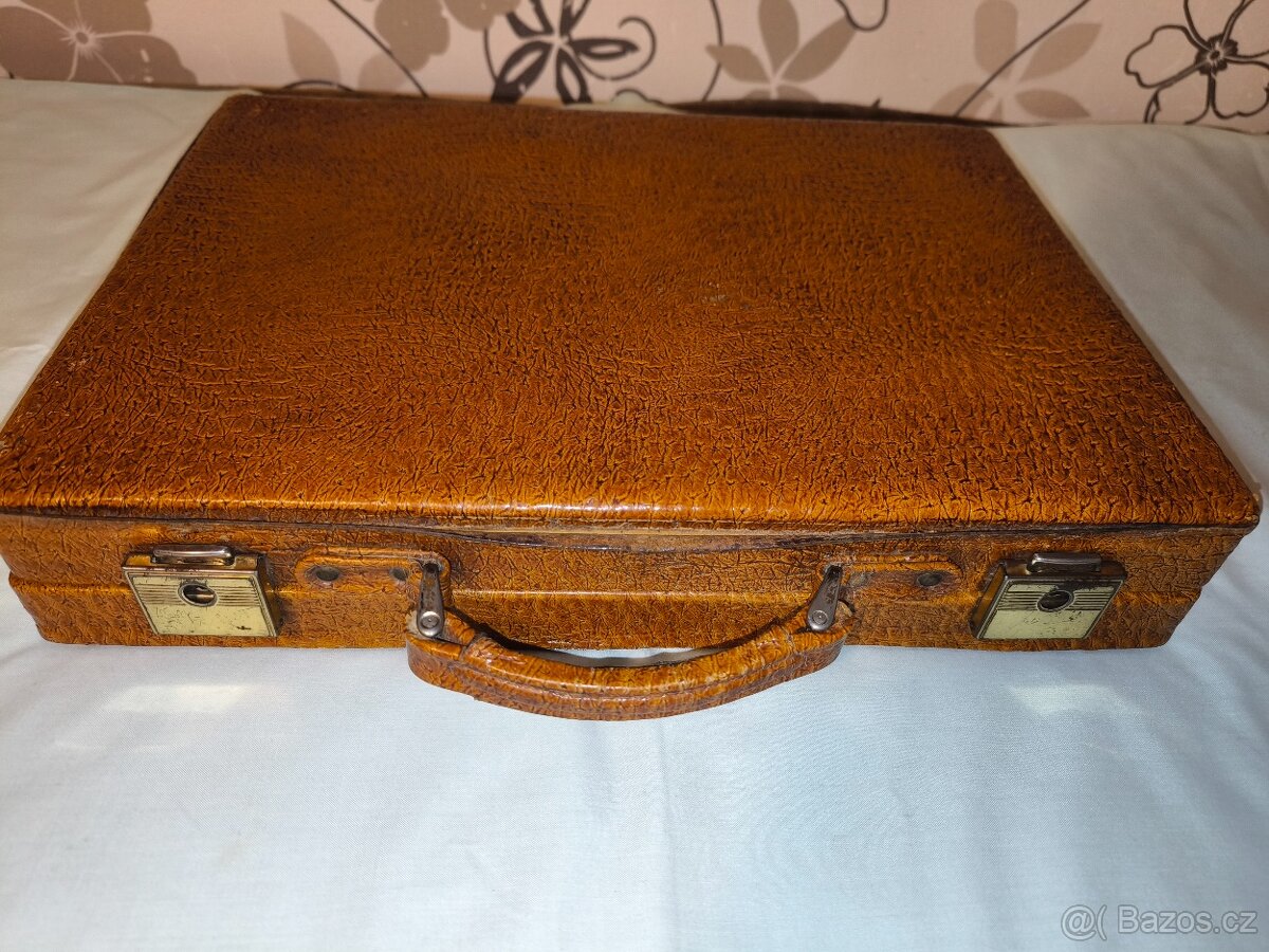 Stará retro diplomatka z umělé kůže. - 2