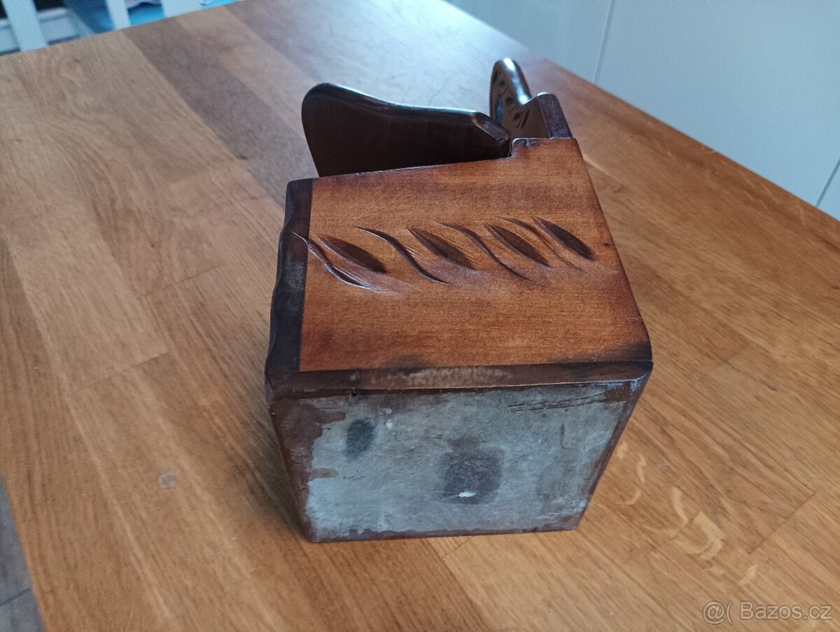 DŘEVĚNÁ RUČNĚ VYŘEZÁVANÁ KOŘENKA - 2