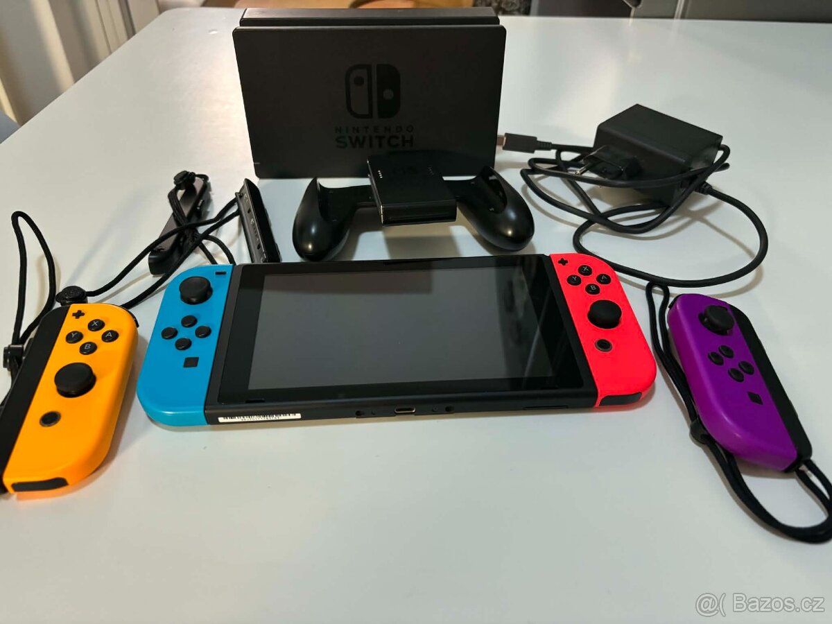 Nintendo Switch + pár Joy-Conů + Obal - 2