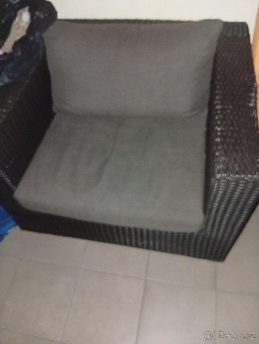 Křeslo a stůl ratanový - 2