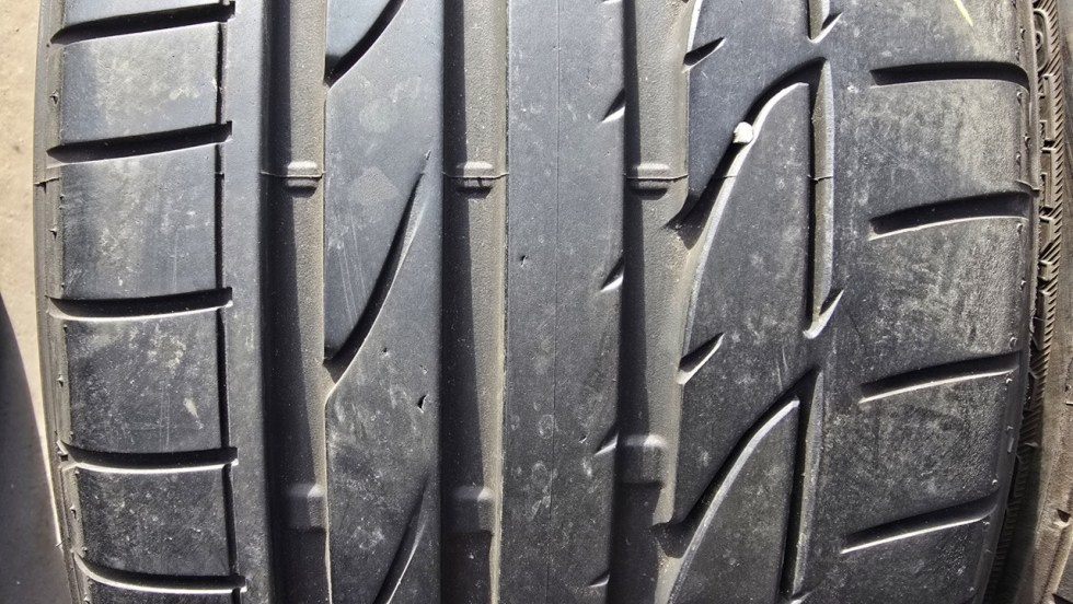 Letní pneu 235/40/19 Bridgestone - 2