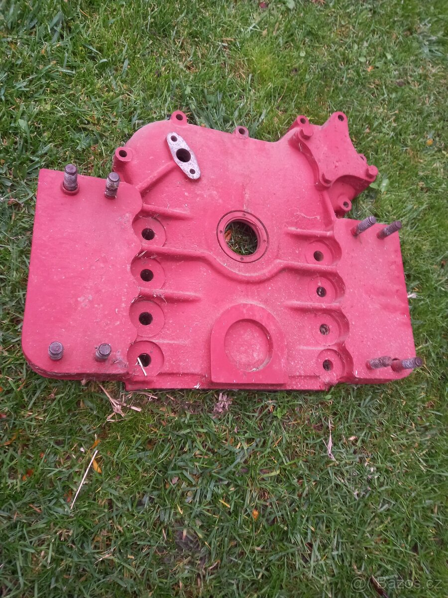 Těžká prsa - víko motoru Zetor Uř1 - 2