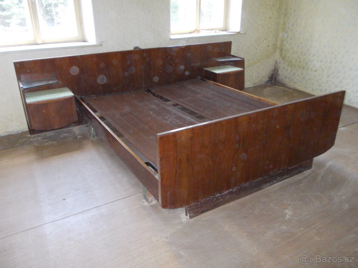 Manželská postel s nočními stolky. - 2