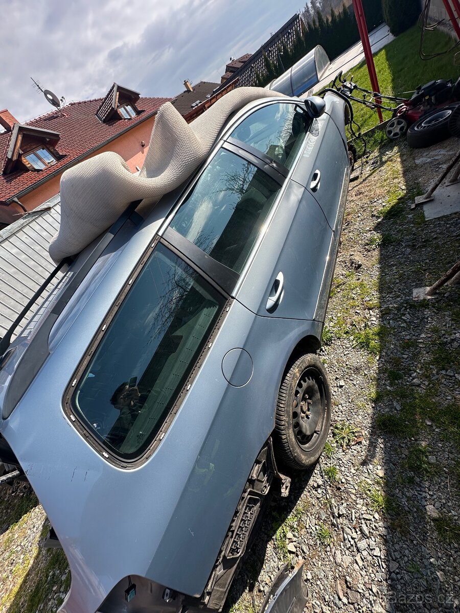Prodám náhradní díly na vw Passat B6 po bouračce - 2