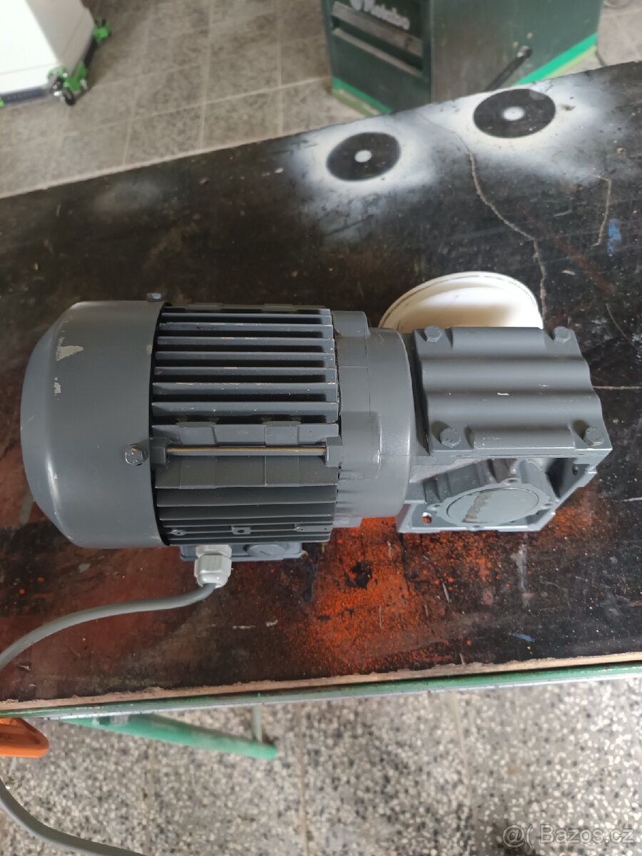 Elektromotor s převodovkou. - 2