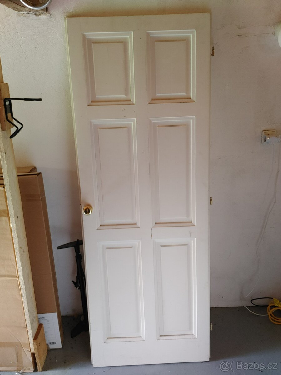 Starší masivní dveře bílé 74 × 196 cm levé - 2