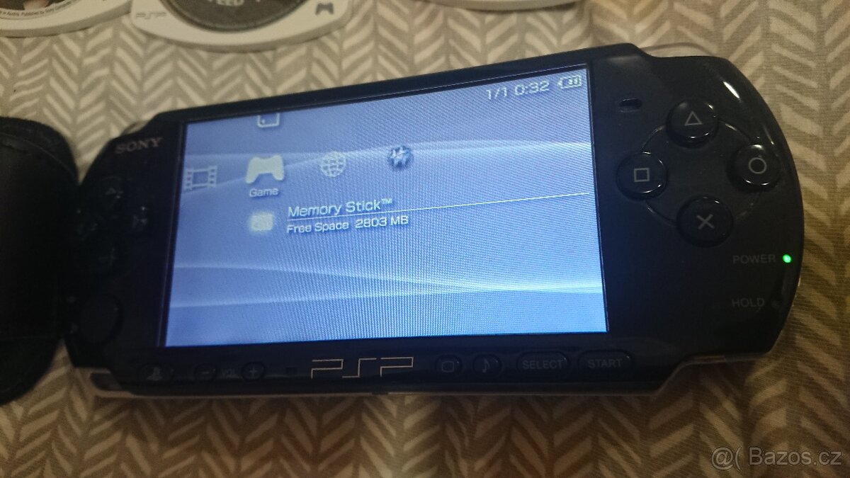 PSP + 3 hry + příslušenství - 2