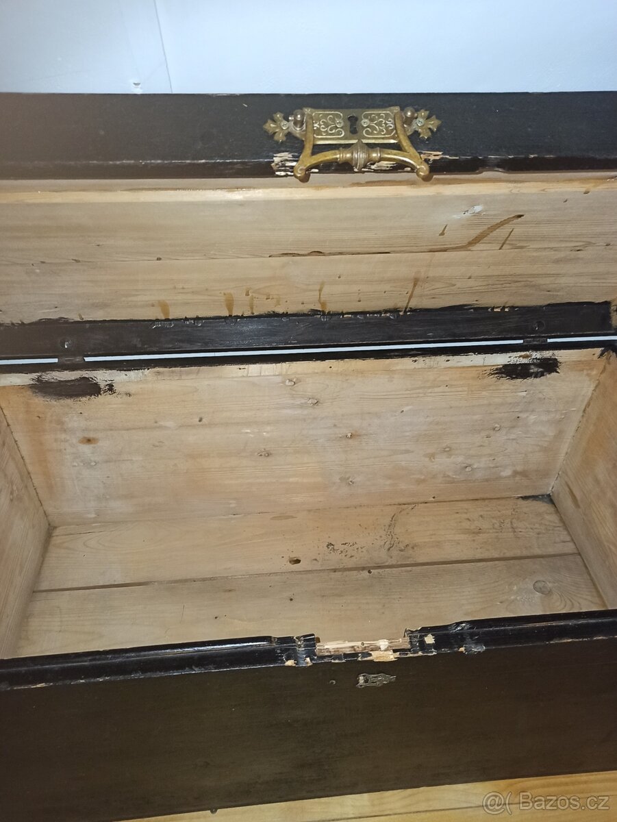 Stará dřevěná truhla - 2