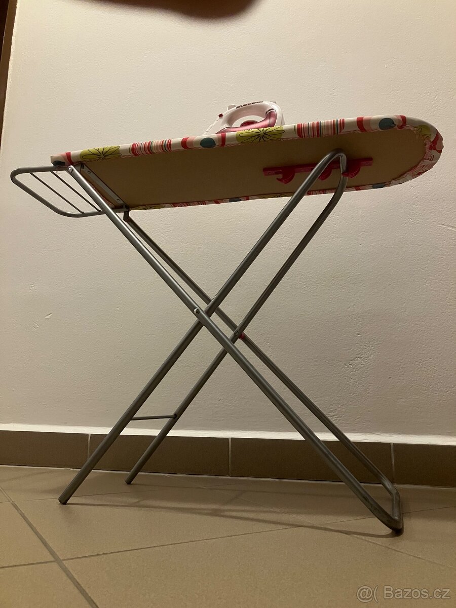 Žehlicí prkno a žehlička - 2