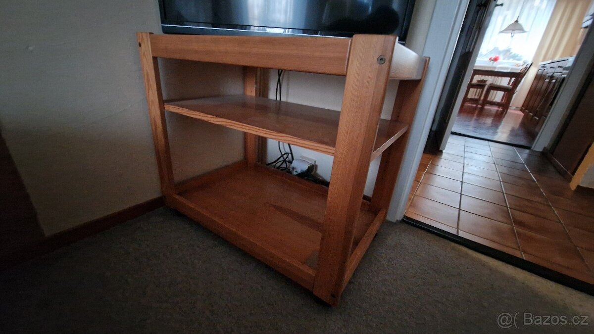 Stolek pod TV dřevo - 2