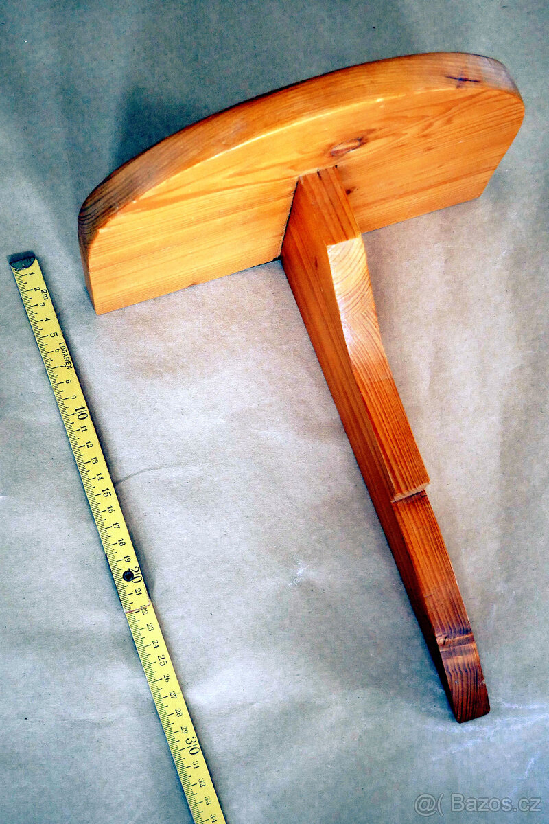 Dřevěná polička, háčky a drobné dekorace - 2