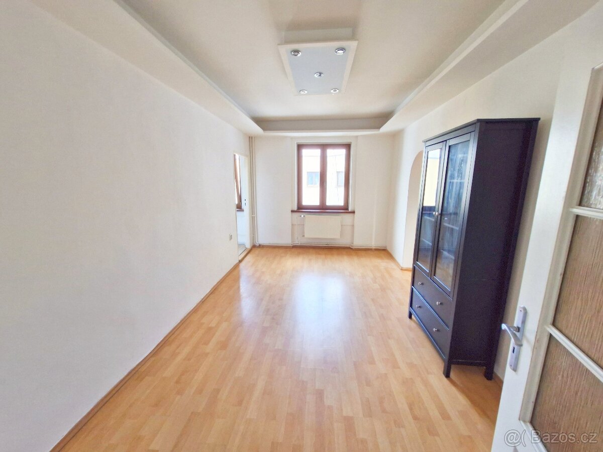 Pronájem prostorného podkrovního bytu 5+1, 171 m² – Krupská - 2