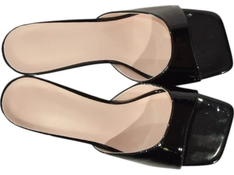 Elegantní černé lakované pantofle - 2