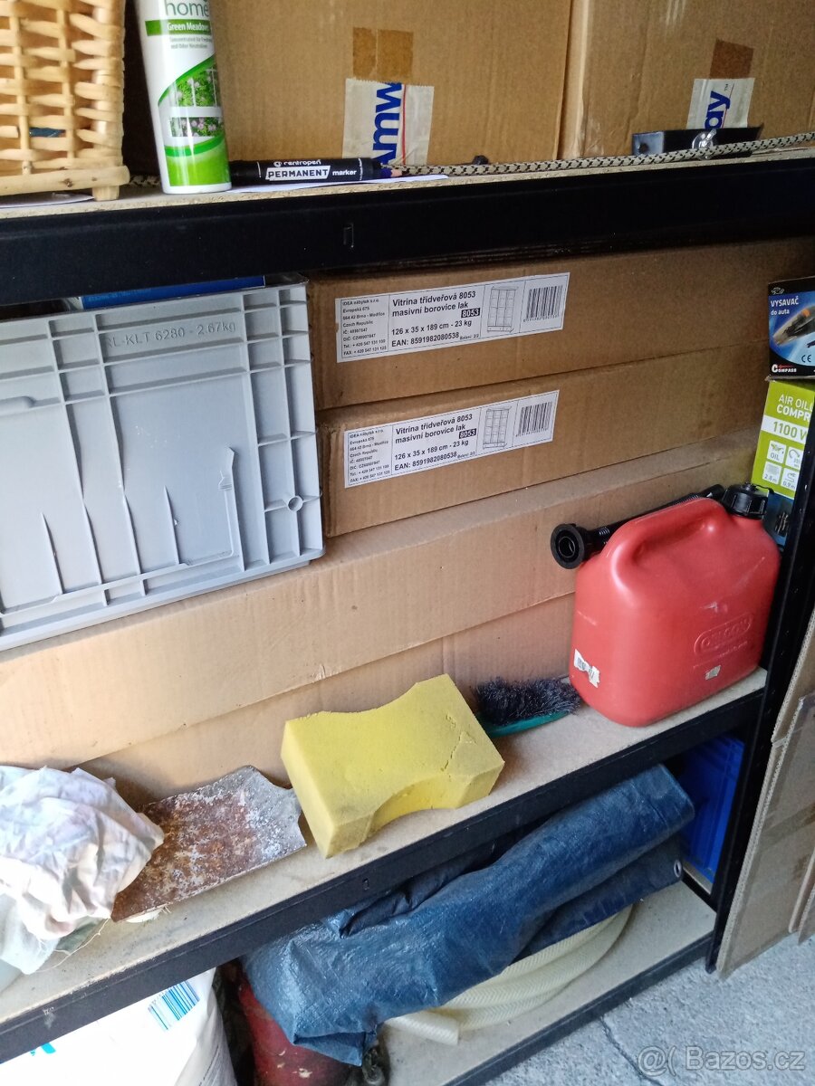 Prodám vitrínu třídveřovou. - 2