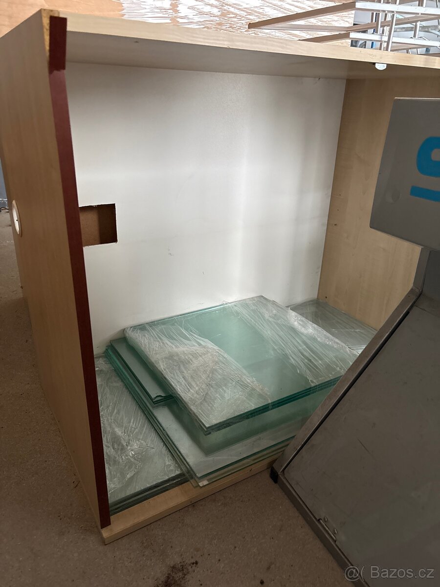 Skříň výkladní se světlem - 2