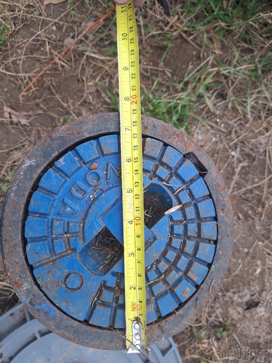 Litinový kryt hlavního uzávěru vody. - 2