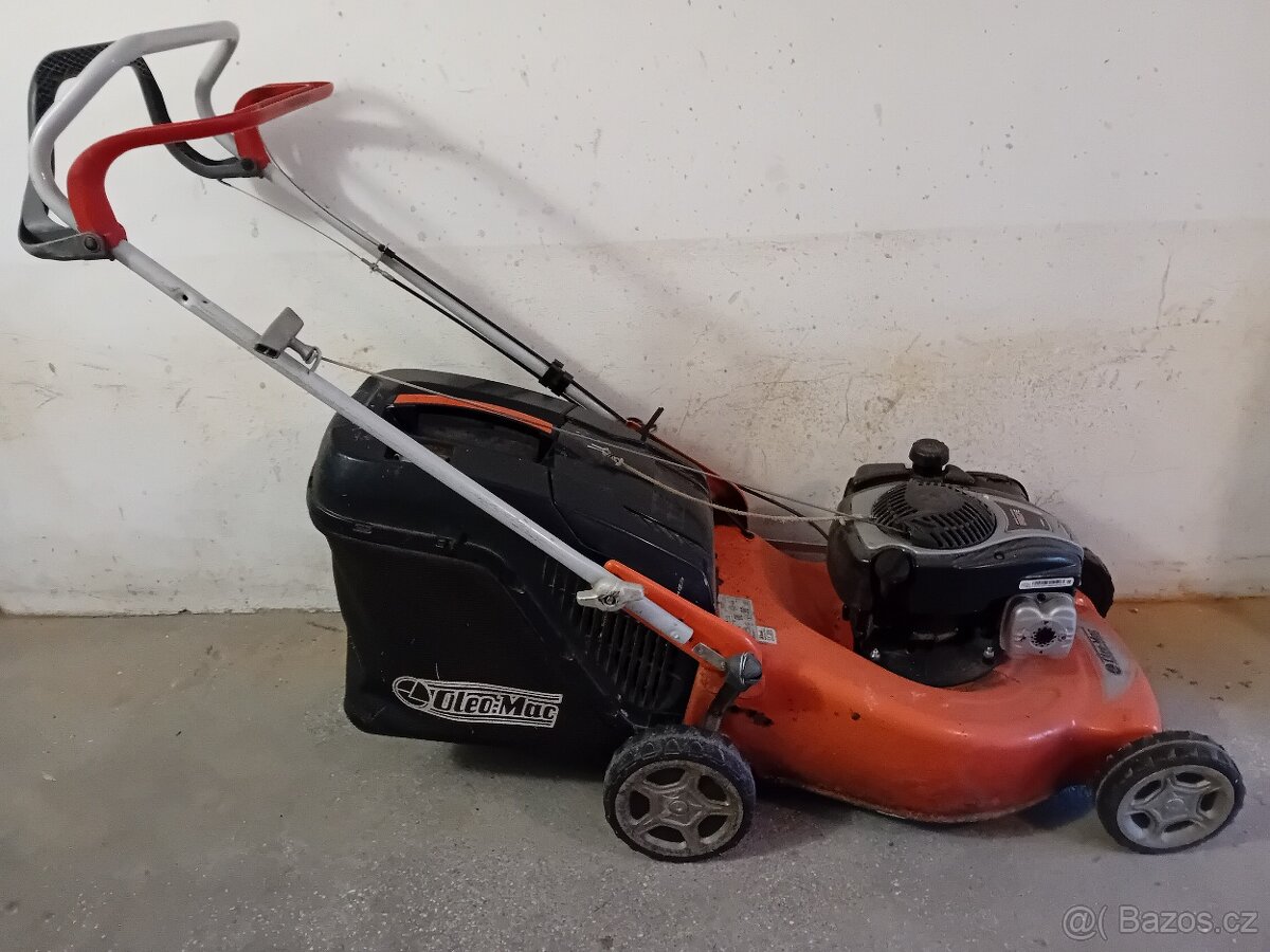 prodám starší benzinovou sekačku Oleo Mac - 2