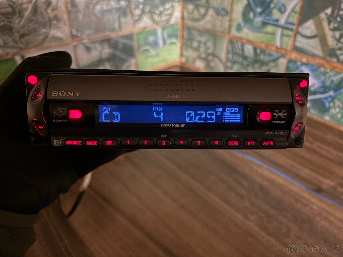 SONY CDX-R3000–červené podsvícení, Tuning dvířka pro CD. - 2