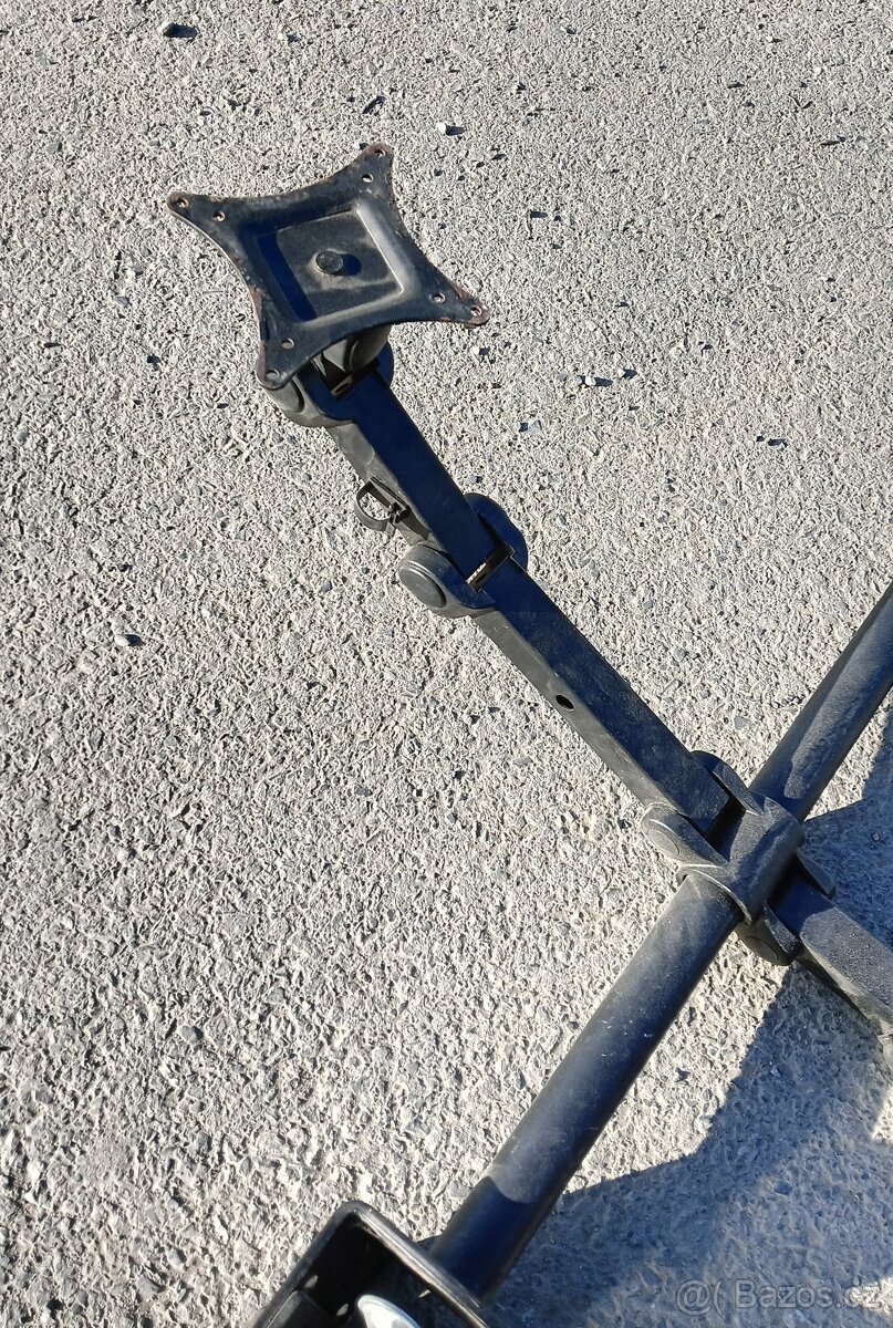 Držák na tři monitory - 2