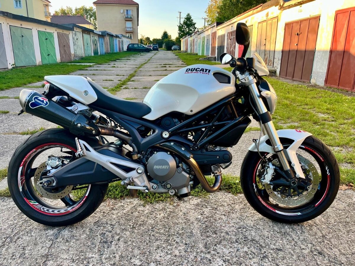Ducati Monster 696 - 2