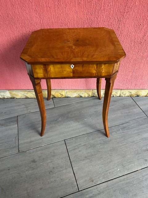 Šicí stolek biedermeier hezký model. - 2