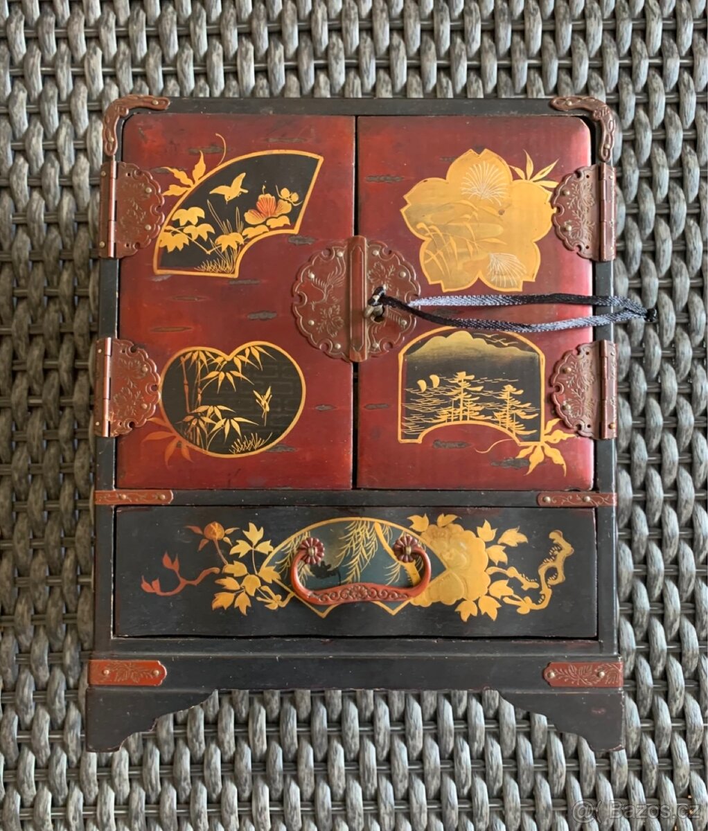 Starožitná šperkovnice s klíčkem - 2