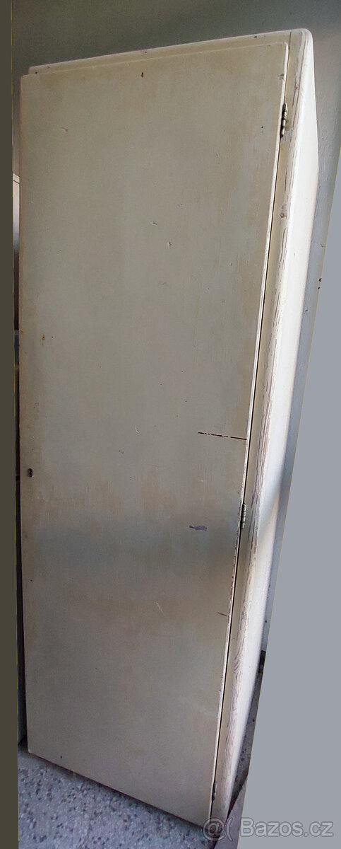 Nabízím starou skříň k renovaci - 60 x 51 x 181 cm - 2