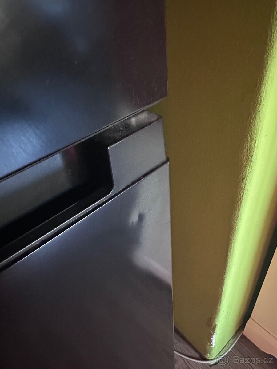 Černá lednička s mrazákem - 2