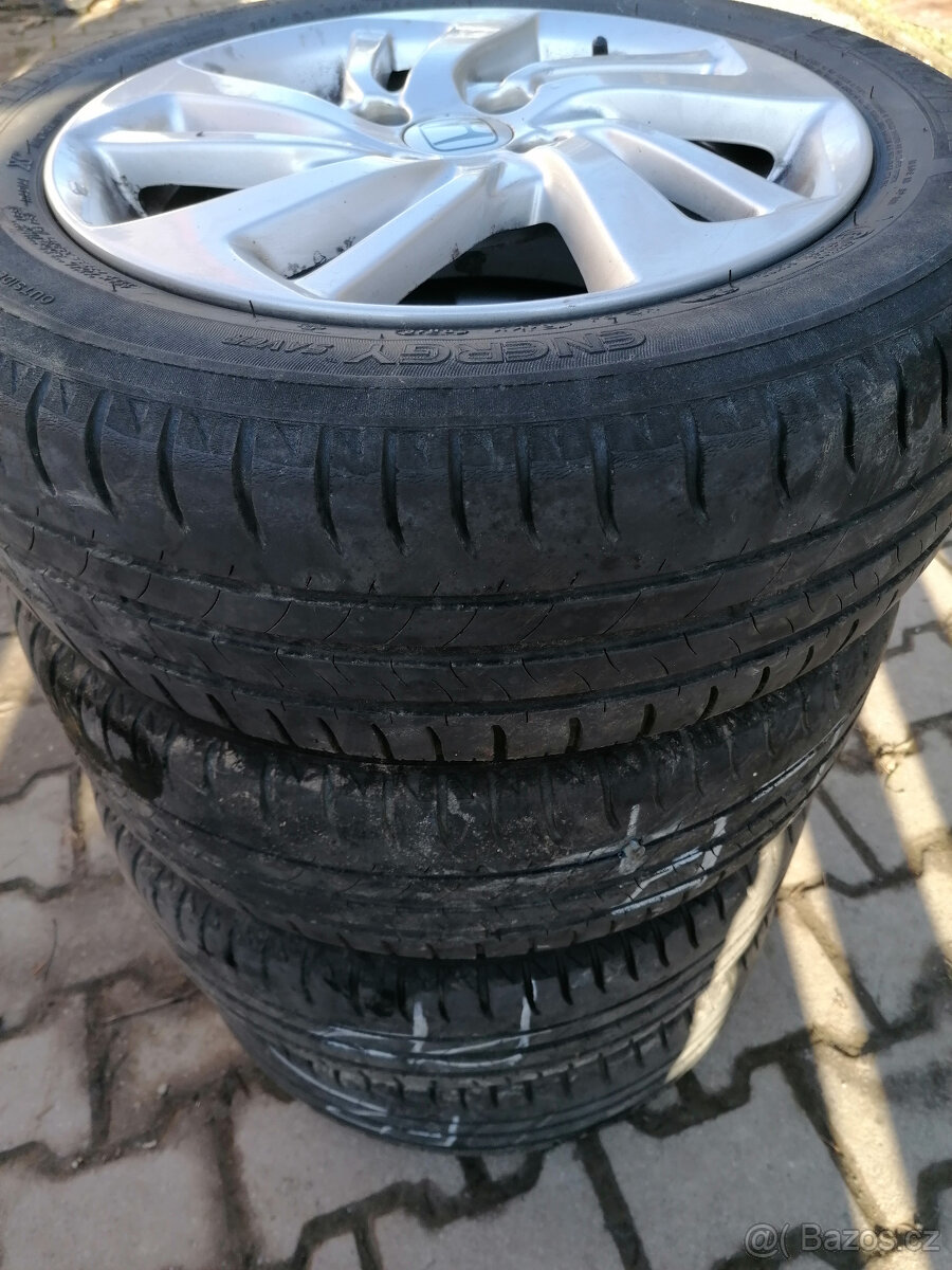 Sada zimních pneu na discích. - 2