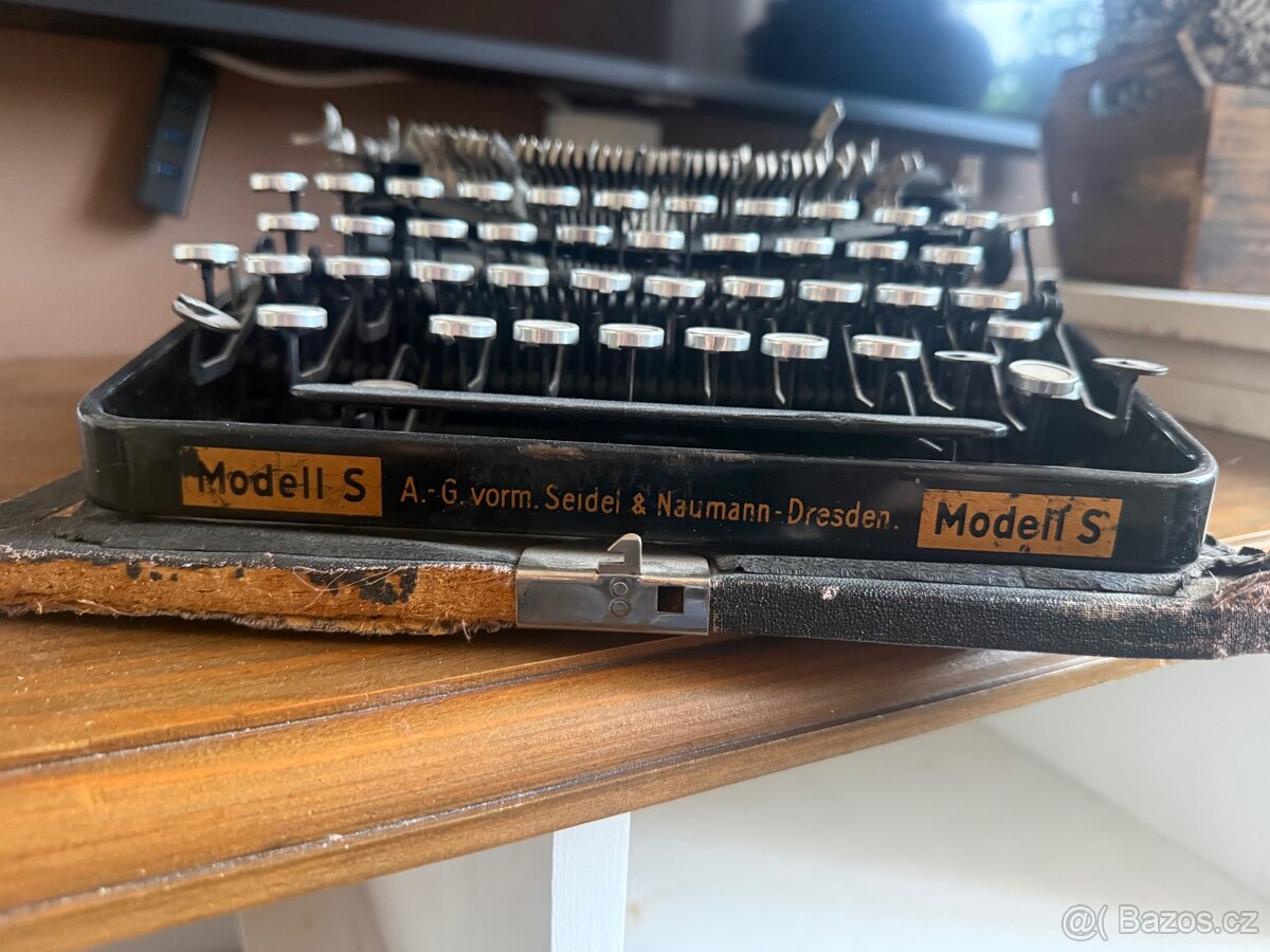 Starý psací stroj - 2