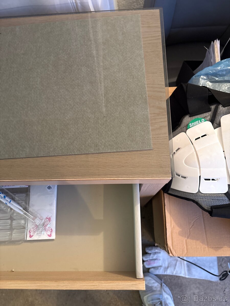 Kosmetický stolek ikea malm - 2