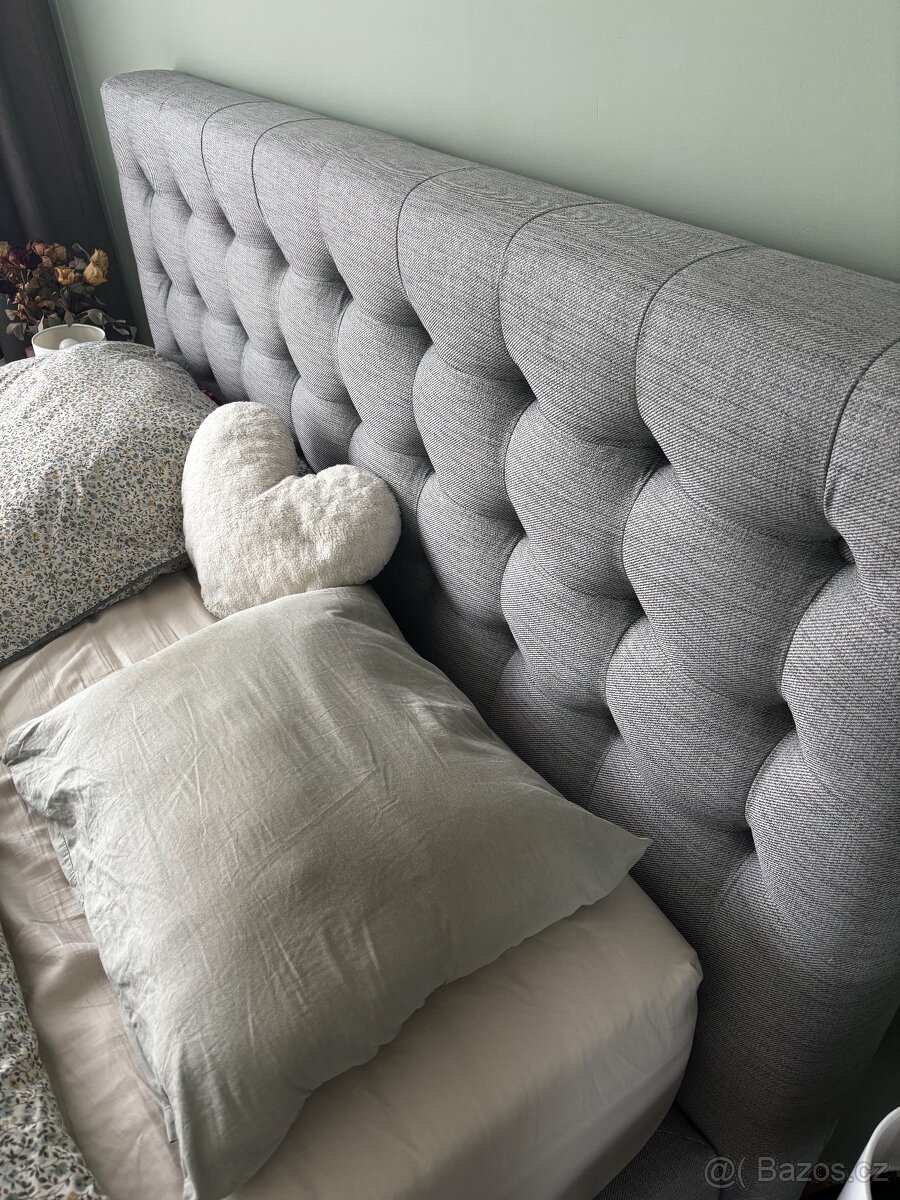 Šedá čalouněná postel - 2