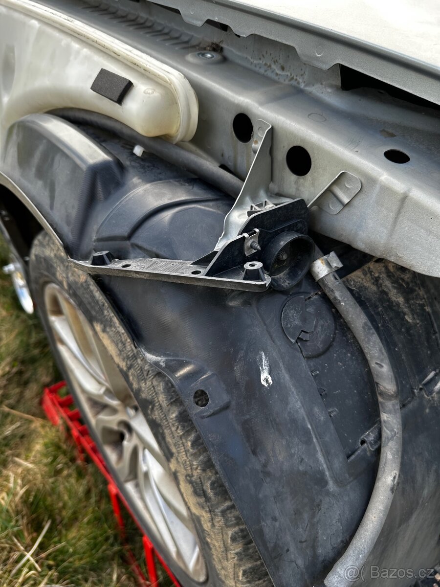 Plastový držák BMW E90 - 2