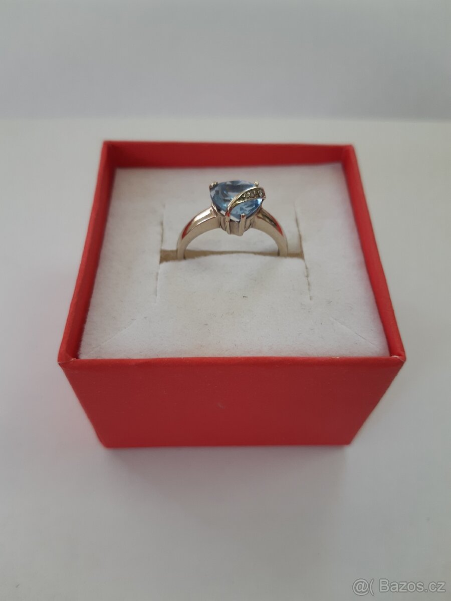 Zlatý prsten z bílého zlata, s modrým kamenem, dvěma zirkony - 2