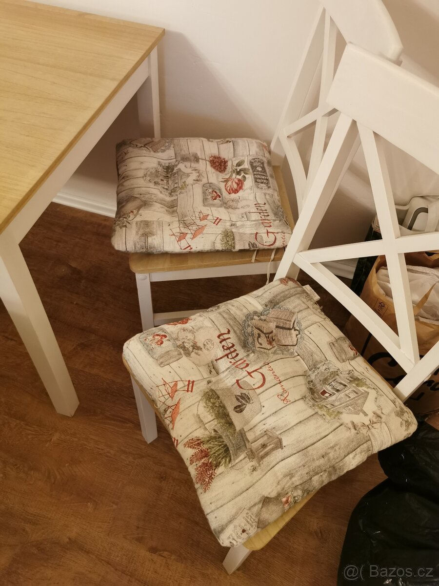 Jídelní stůl se čtyřmi židlemi a podsedáky - 2