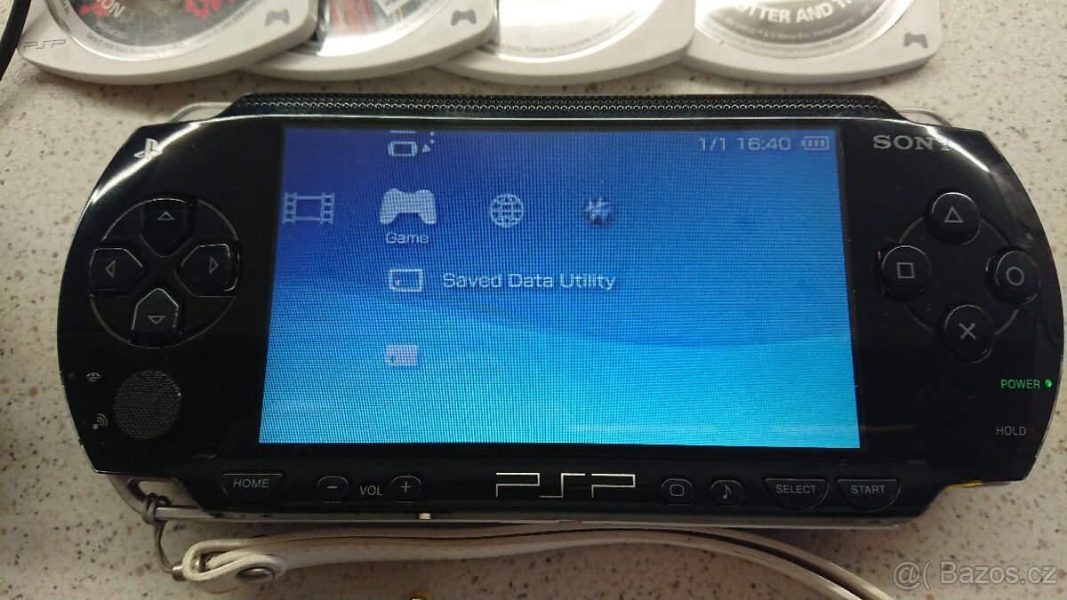 PSP + 4 hry + příslušenství - 2