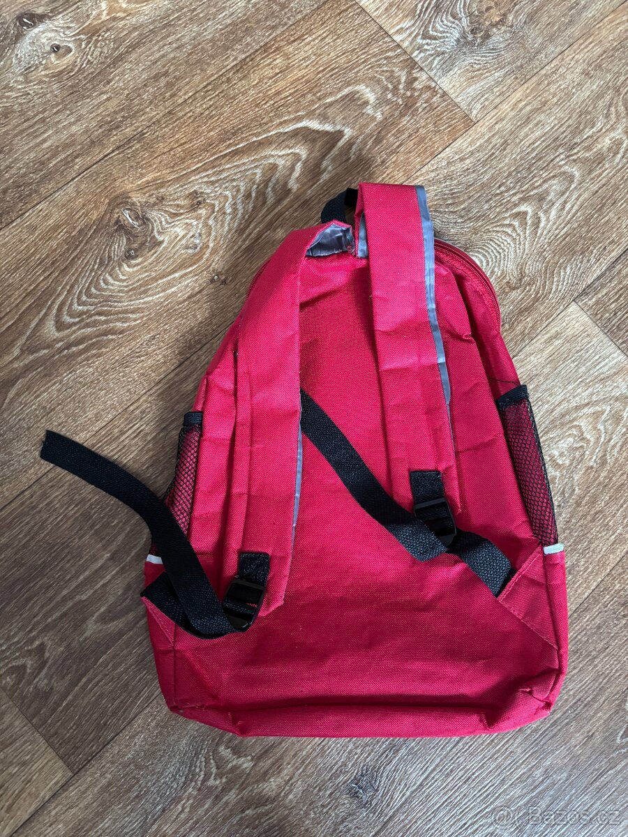 Obyčejný červený batoh - 2