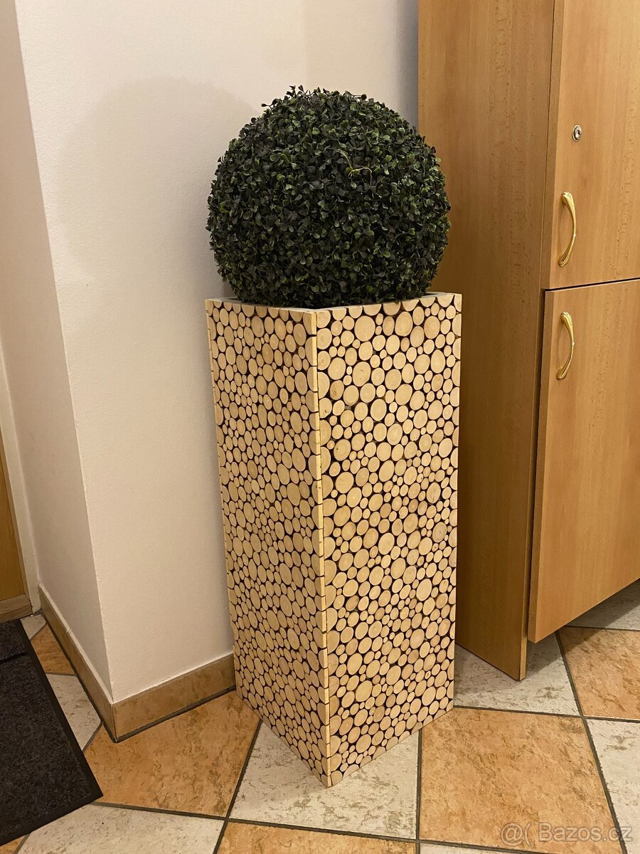 Dřevěná váza s umělou kulatou rostlinou - 2