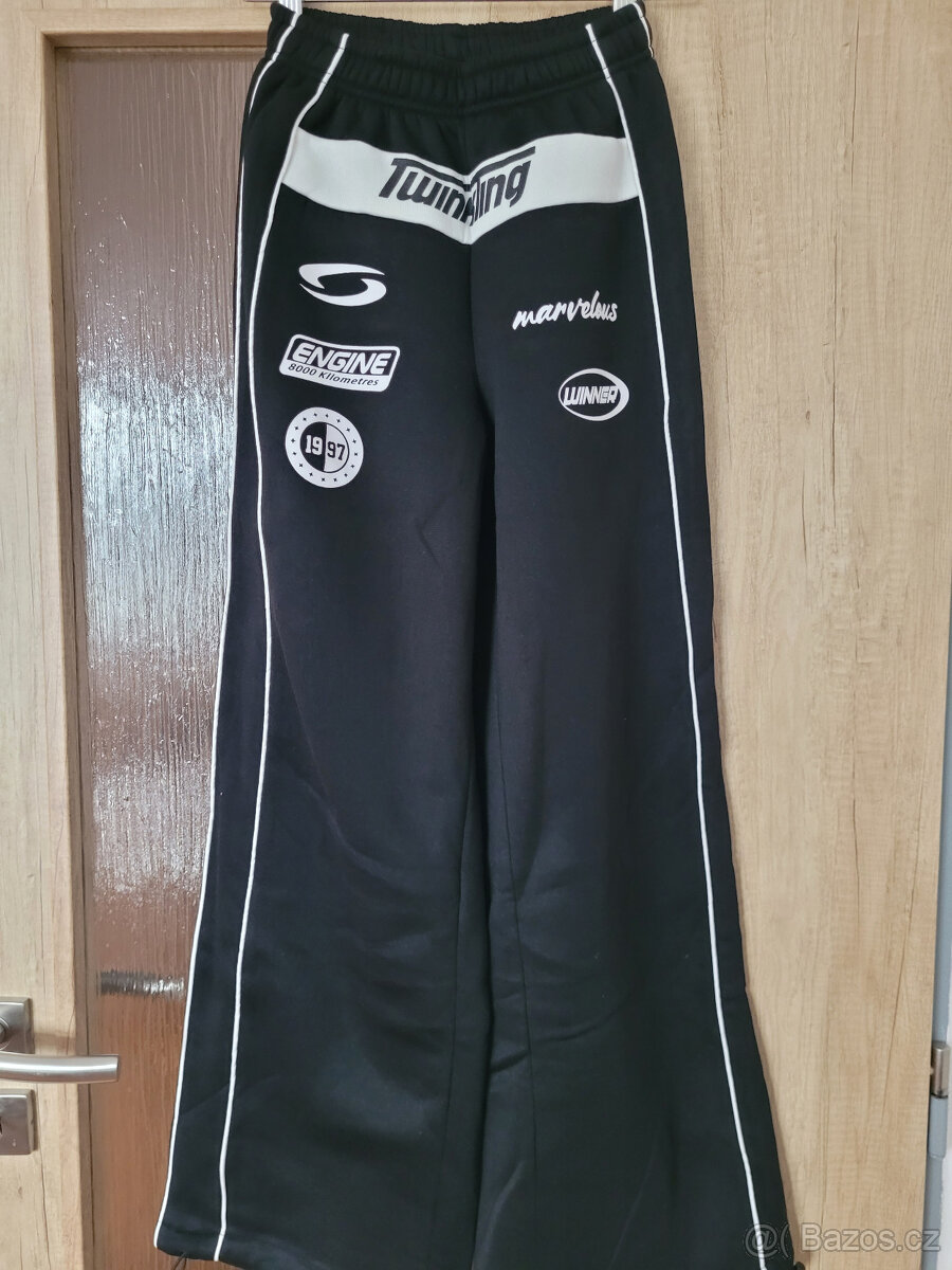 NOVÉ DÁMSKÉ ČERNÉ TEPLÁKY S POTISKEM vel.XS/34 - 2