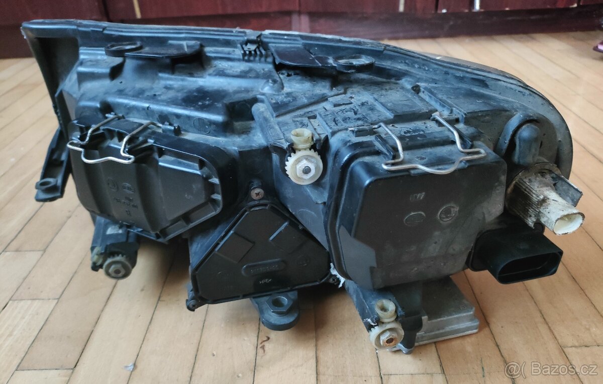 Přední pravý xenonový světlomet na Škoda Superb 1 - 2