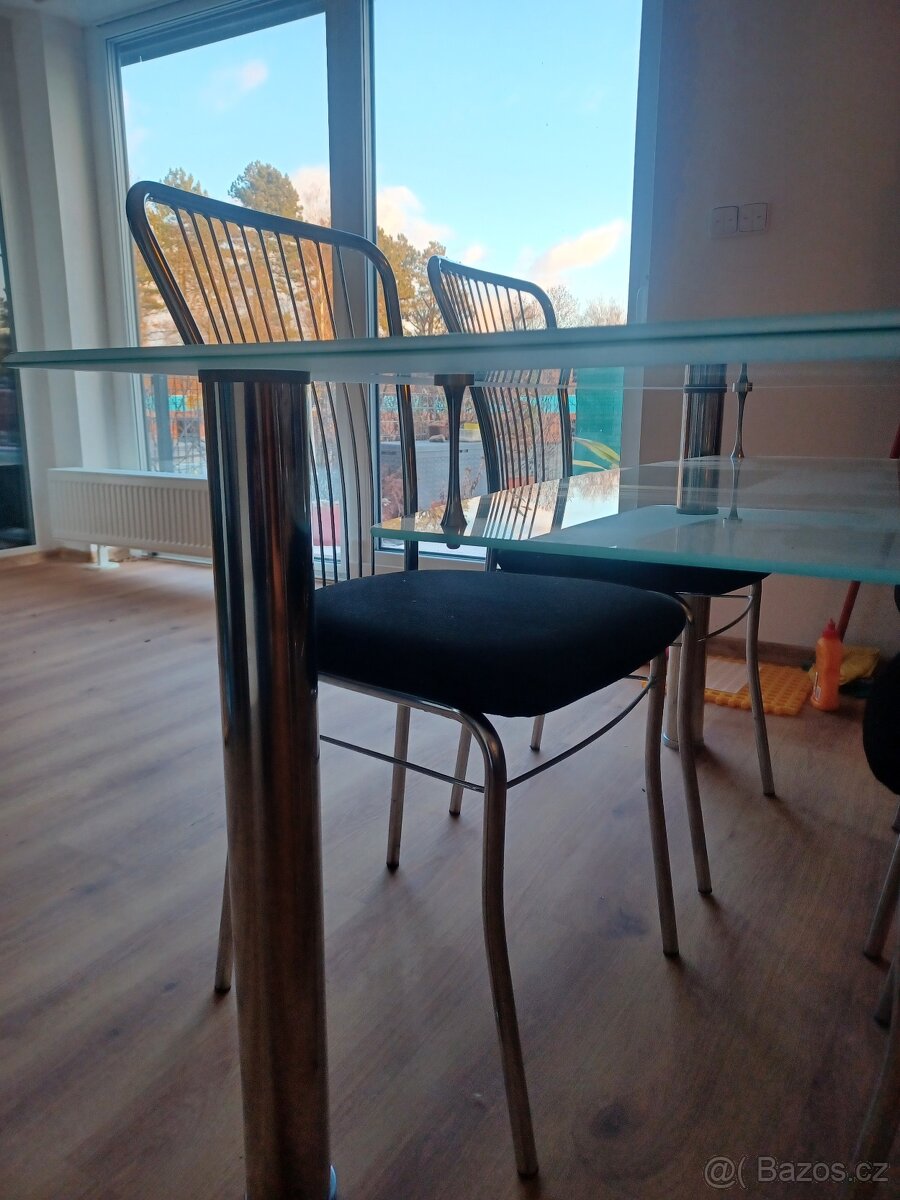 Skleněný jídelní stůl - 2